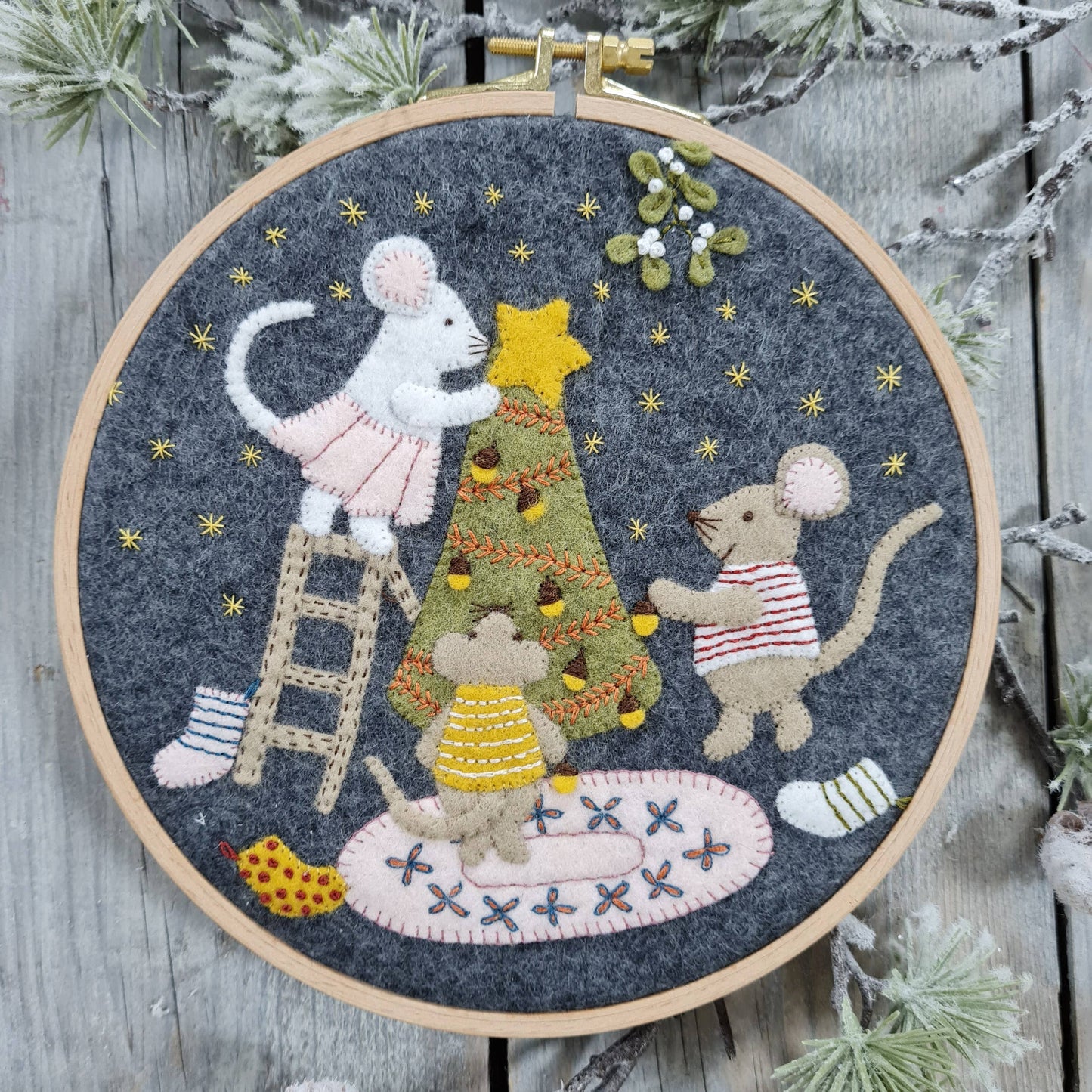 Corinne Lapierre - Christmas with the Mouse Family Felt Appliqué Hoop Kit